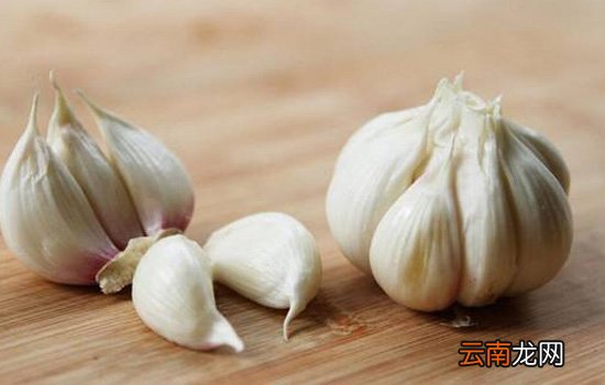 剥大蒜头最快方法 再也不用苦恼剥蒜了