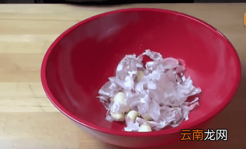 剥大蒜头最快方法 再也不用苦恼剥蒜了