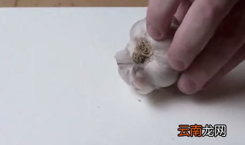 剥大蒜头最快方法 再也不用苦恼剥蒜了