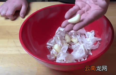 剥大蒜头最快方法 再也不用苦恼剥蒜了