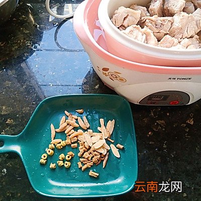 一碗暖心暖胃的排骨莲藕汤 莲藕汤可以放什么材料
