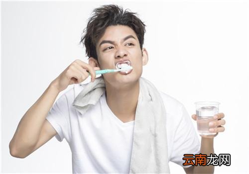 刷牙水里加盐好吗,刷牙加什么治口臭