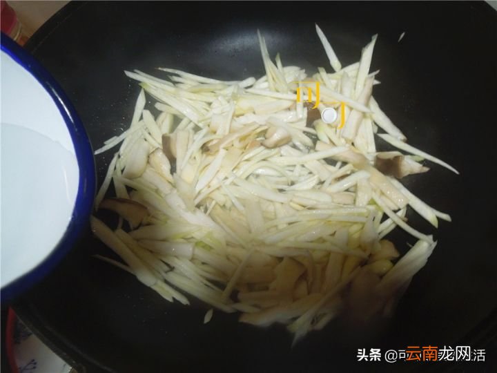 芹菜和这两种蔬菜一起炒 芹菜炒什么配菜好吃