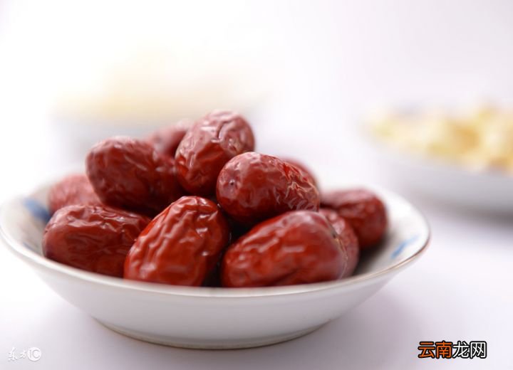 黑枸杞搭配红枣和蜂蜜的喝法 黑枸杞泡水喝的正确方法