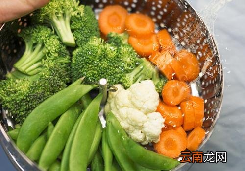 淘米水可以洗菜吗,淘米水和盐水哪个洗菜更好