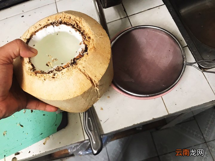 教你取出椰子肉的方法 椰子怎么打开吃椰肉