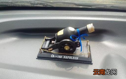 天热开车 绝对不能放在车上的东西