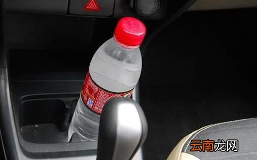天热开车 绝对不能放在车上的东西