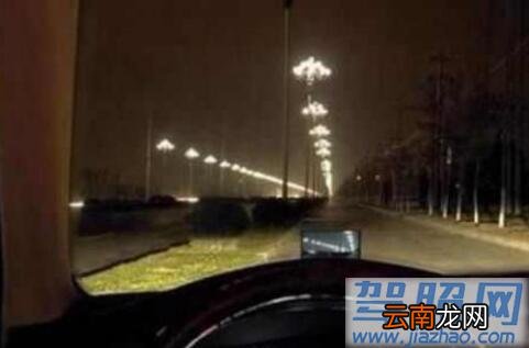 夜晚开车时，为什么车内不能开灯？