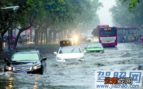 暴雨天开车减少故障隐患,这几个用车技巧学到了吗?_驾照网