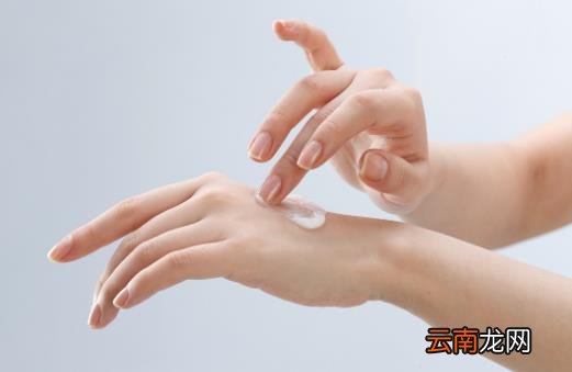 小心这些因素会导致手脱皮 手脱皮食疗推荐