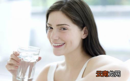 空腹喝盐水排毒是谣言 喝白开水的健康时间表