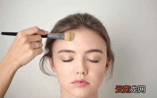 去除抬头纹先改掉挤眉的习惯 减少手脸接触减少皱纹