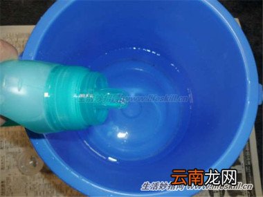 家具上又蒙一层灰？只要在清水里加入几滴，就不沾灰啦！