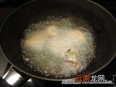 炸完东西后，油腻腻的锅子巧清洁！