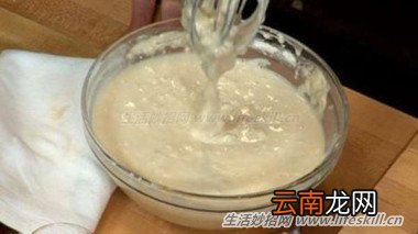 炸完东西后，油腻腻的锅子巧清洁！