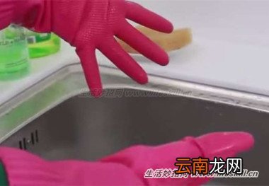 清除衣服上毛屑的简单方法