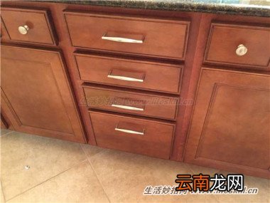 梳妆台上凌乱的电线巧收纳