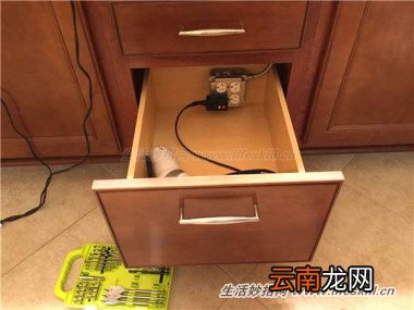 梳妆台上凌乱的电线巧收纳