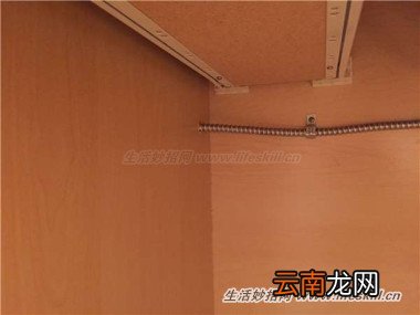 梳妆台上凌乱的电线巧收纳