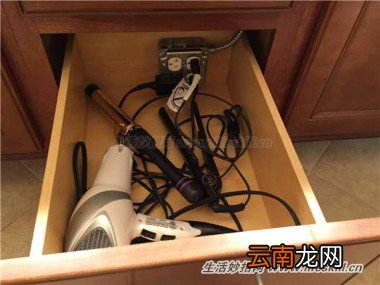 梳妆台上凌乱的电线巧收纳