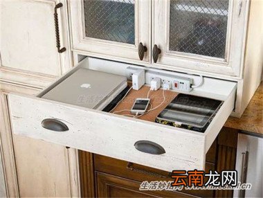 梳妆台上凌乱的电线巧收纳