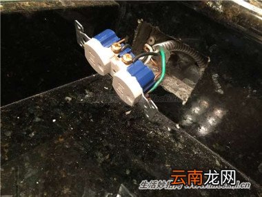 梳妆台上凌乱的电线巧收纳