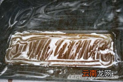沾满油垢的烤箱只要用它泡一下，即可光洁如新！