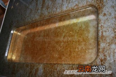 沾满油垢的烤箱只要用它泡一下，即可光洁如新！