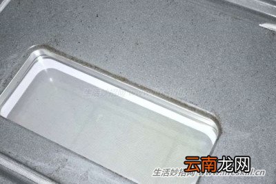 沾满油垢的烤箱只要用它泡一下，即可光洁如新！