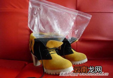 新鞋子太紧、咬脚又难穿？巧用“冰撑法”来搞定！