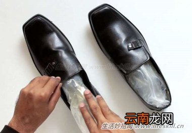 新鞋子太紧、咬脚又难穿？巧用“冰撑法”来搞定！