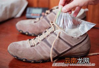 新鞋子太紧、咬脚又难穿？巧用“冰撑法”来搞定！