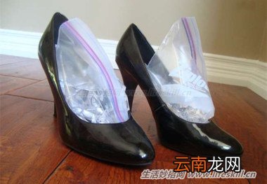 新鞋子太紧、咬脚又难穿？巧用“冰撑法”来搞定！
