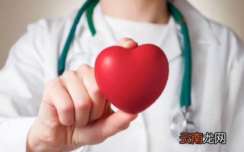 天热总感觉胸闷心慌无法呼吸 教你辩识真假心脏病