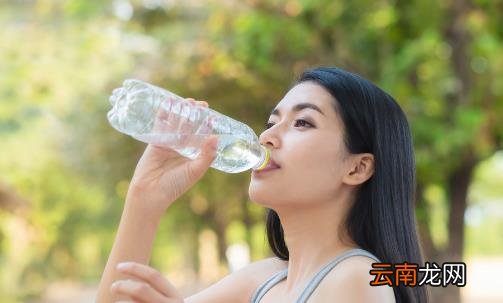 晨起后利于健康的保健事项 四种水早上起床不能喝