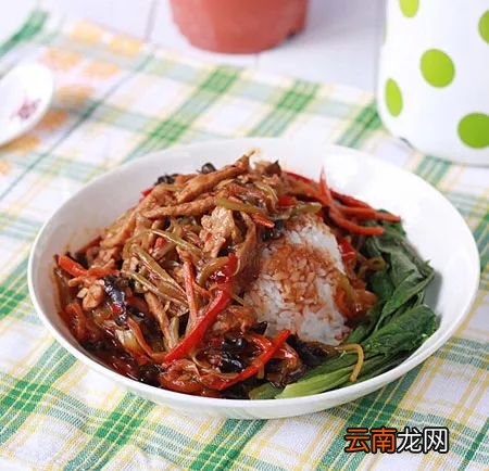 鱼香肉丝盖浇饭的做法 看上去甚是满足
