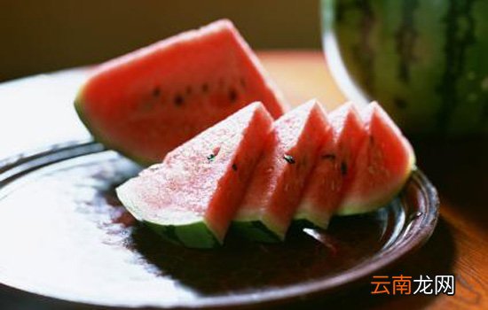 西瓜加盐有什么功效 吃水果为什么要加盐