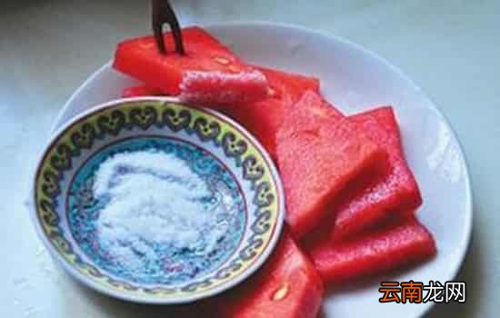 西瓜加盐有什么功效 吃水果为什么要加盐