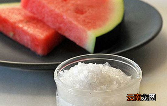 西瓜加盐有什么功效 吃水果为什么要加盐