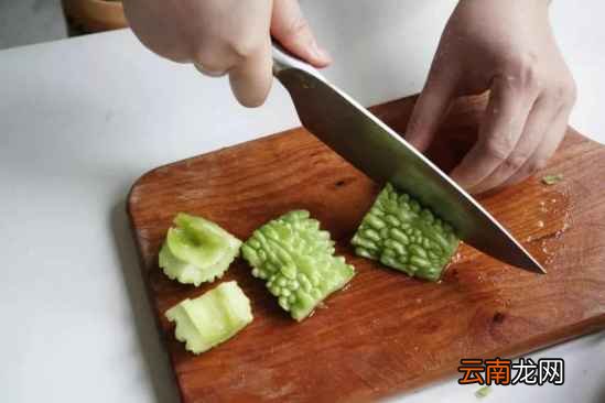 夏日解暑饮品 苦瓜这么做才不苦呢