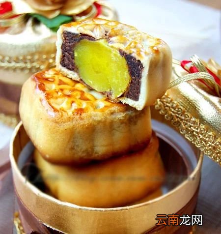 红豆沙蛋黄月饼的做法 几款好吃月饼的制作