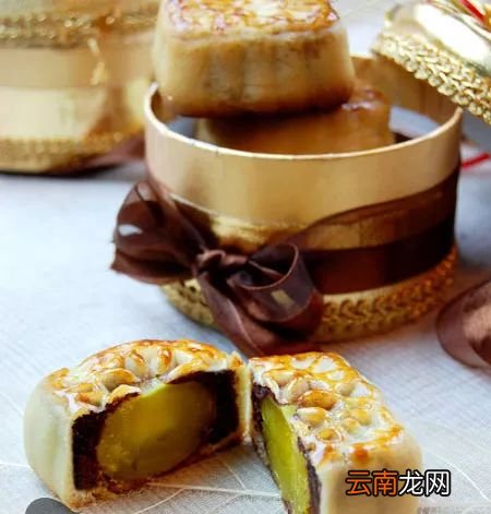 红豆沙蛋黄月饼的做法 几款好吃月饼的制作