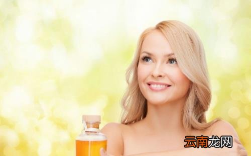 头发没吹干就睡觉会诱发感冒 不能使用太烫的水洗头发
