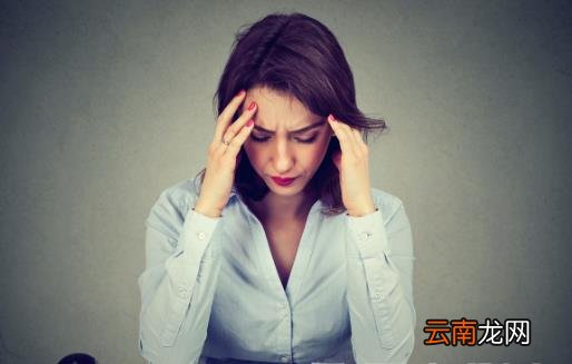 原来许多疼痛起因是低头玩手机 放松胸肌减轻溜肩