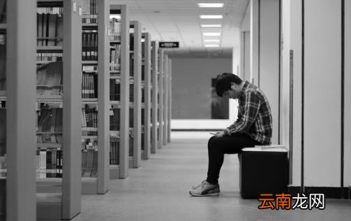 原来许多疼痛起因是低头玩手机 放松胸肌减轻溜肩