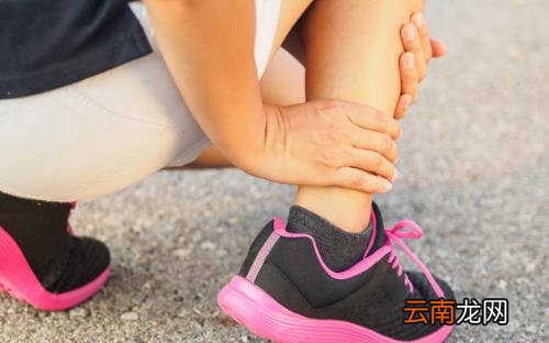 扭伤脚是先冷敷还是热敷 不同关节扭伤处理方法不同