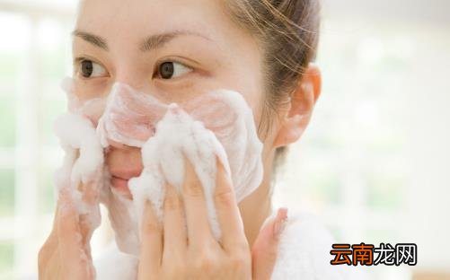 用盐洗脸功效多多 洁面四法则教你洗出牛奶肌