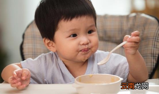 宝宝爱抠嘴巴常见原因分析 宝宝总抠嘴的正确纠正方法