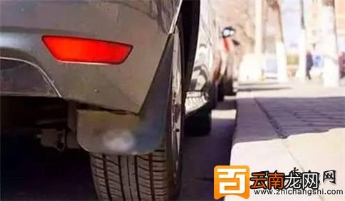 防止路边停车蹭到轮胎的小技巧